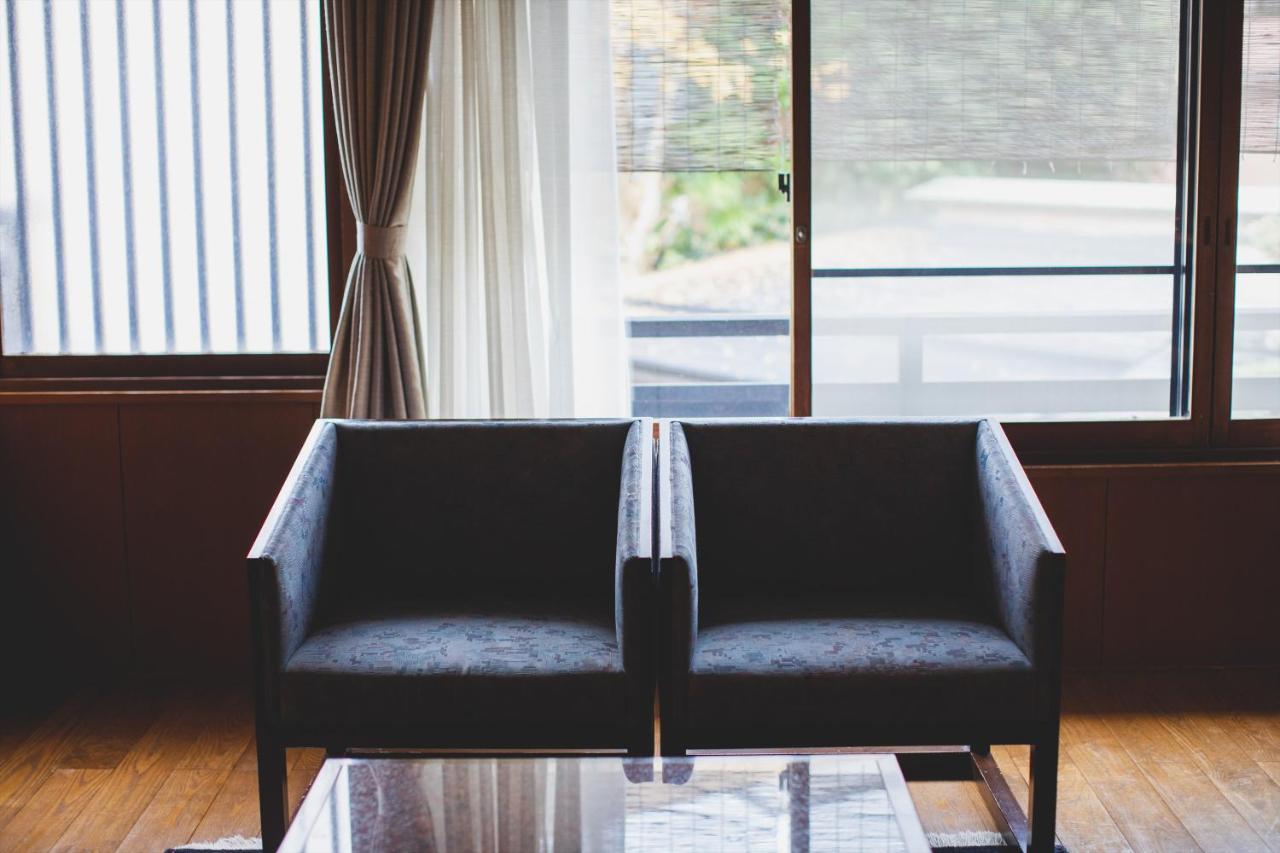 Hotel Arima Onsen Tocen Goshobo Kobe Zewnętrze zdjęcie A pair of armchairs