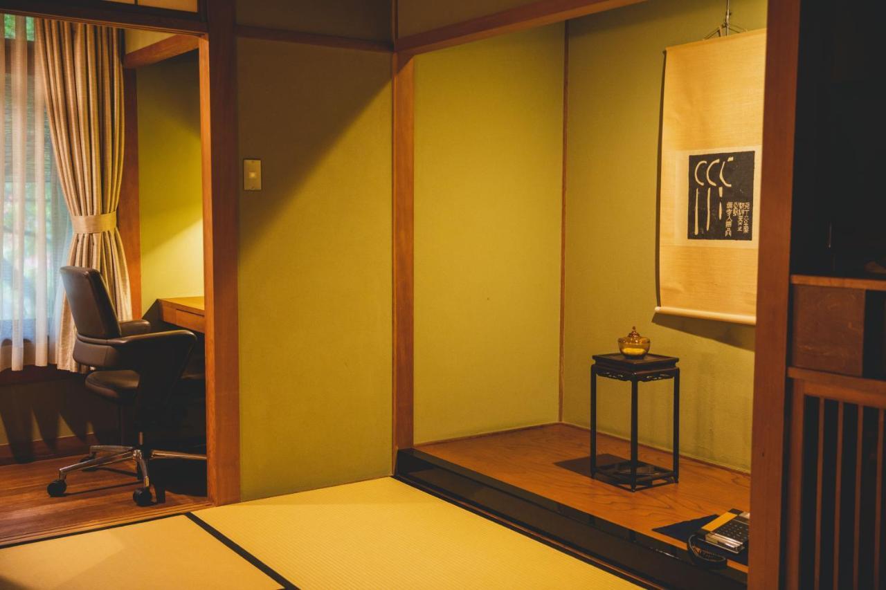 Hotel Arima Onsen Tocen Goshobo Kobe Zewnętrze zdjęcie A tokonoma in a Japanese room