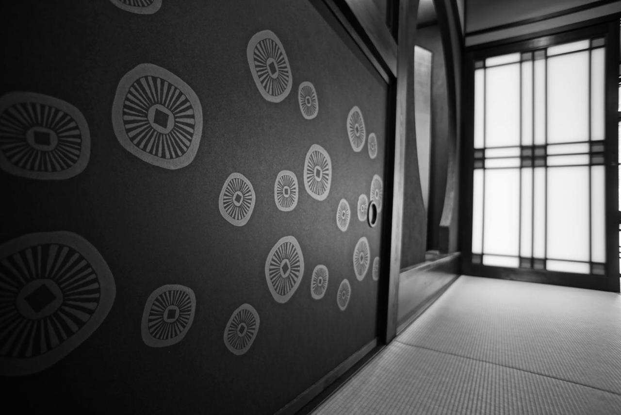 Hotel Arima Onsen Tocen Goshobo Kobe Zewnętrze zdjęcie A sliding door in a traditional Japanese house